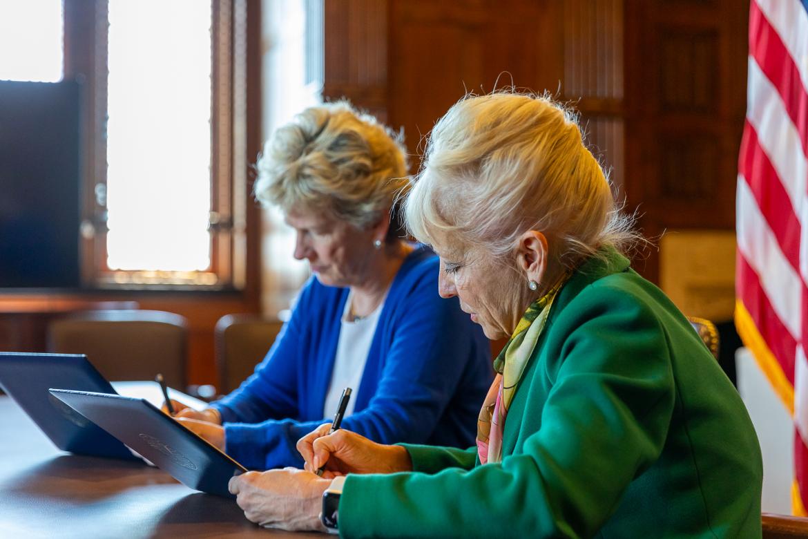 Robin Carnahan, GSA Administrator, and Kelly Tomblin, El Paso Electric President and CEO, signing MOU