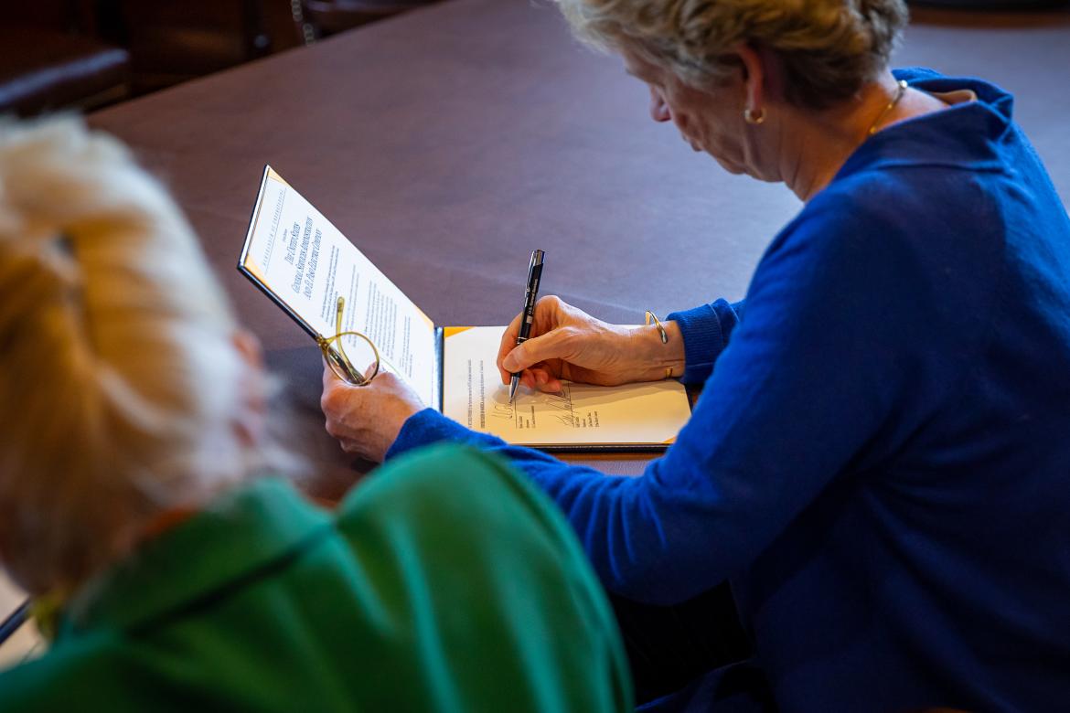 Robin Carnahan, GSA Administrator, and Kelly Tomblin, El Paso Electric President and CEO, signing MOU