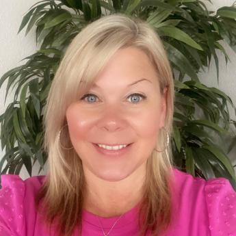 R8 Tammy Quinn personal headshot wearing a pink shirt